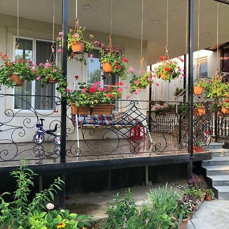 Guest House Tasunia Kutaisi Ngoại thất bức ảnh
