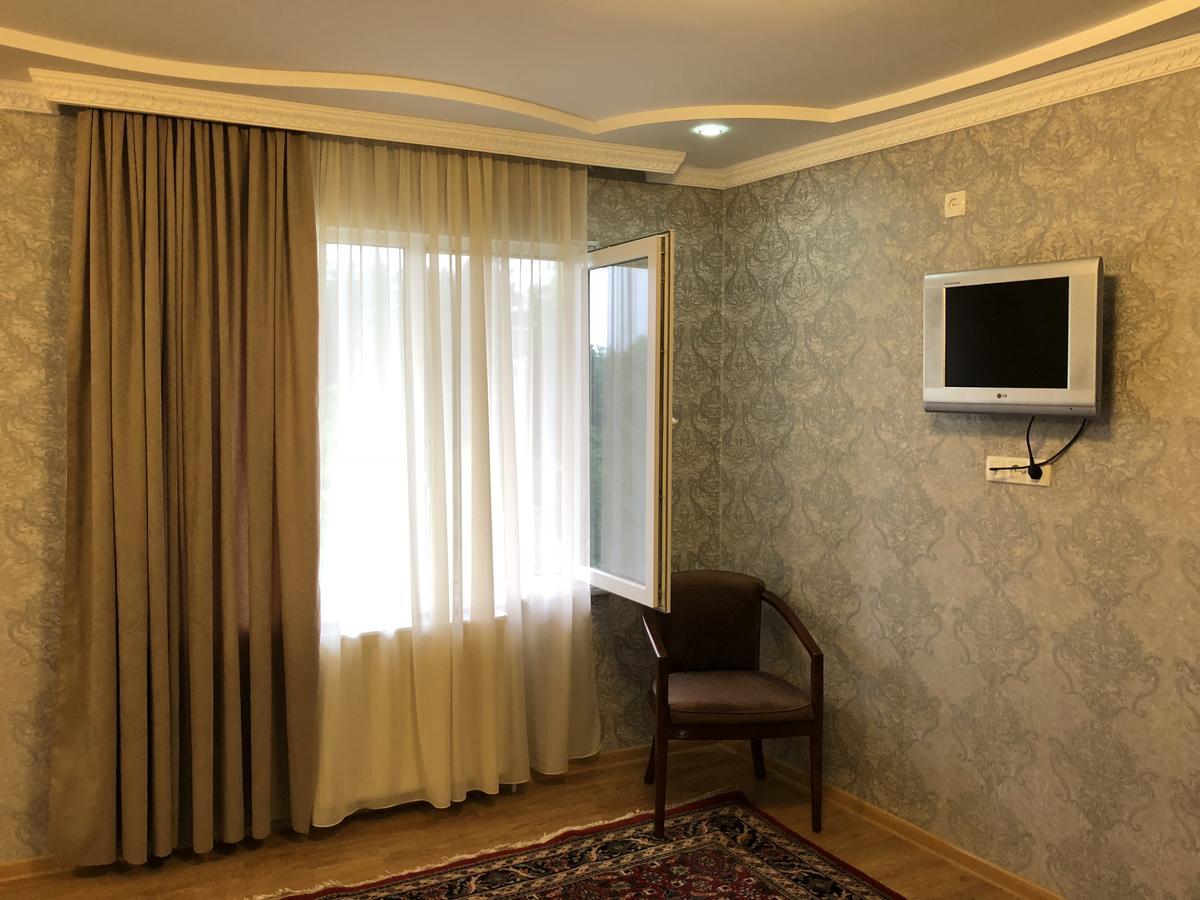 Guest House Tasunia Kutaisi Ngoại thất bức ảnh
